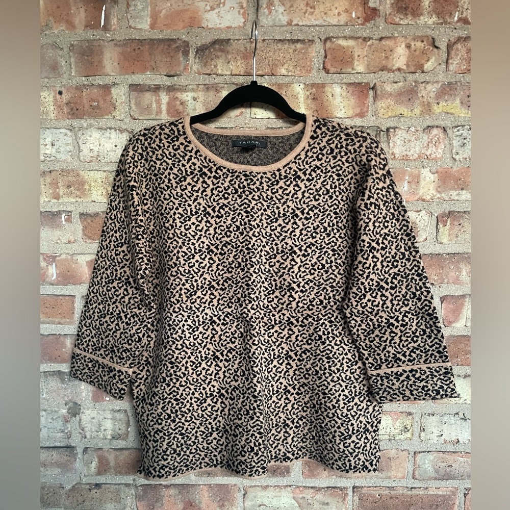 Tahari Leopard Print Cuff Sleeve Crew Neck Sweater🖤